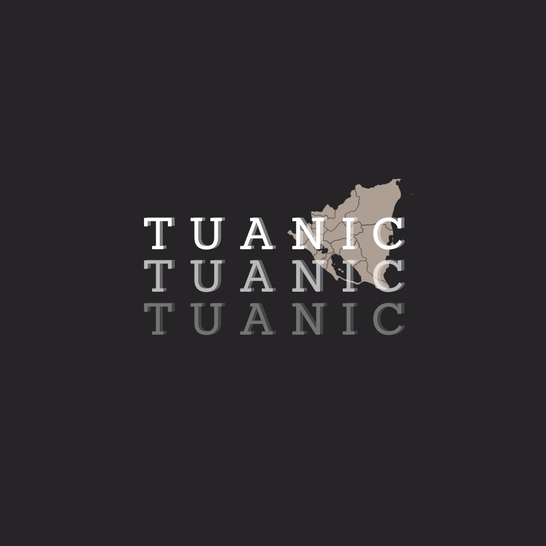 Hoodie negro TUANIC de alto contraste